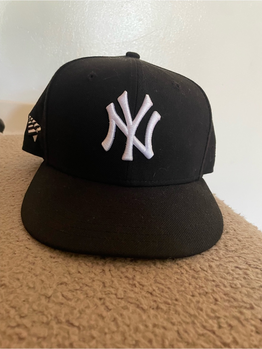 New Era New York Yankees Paper Plane Black Hat with White Logo 7 1/8
